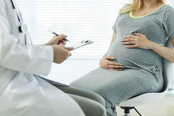 Беременная женщина на приеме у проктолога